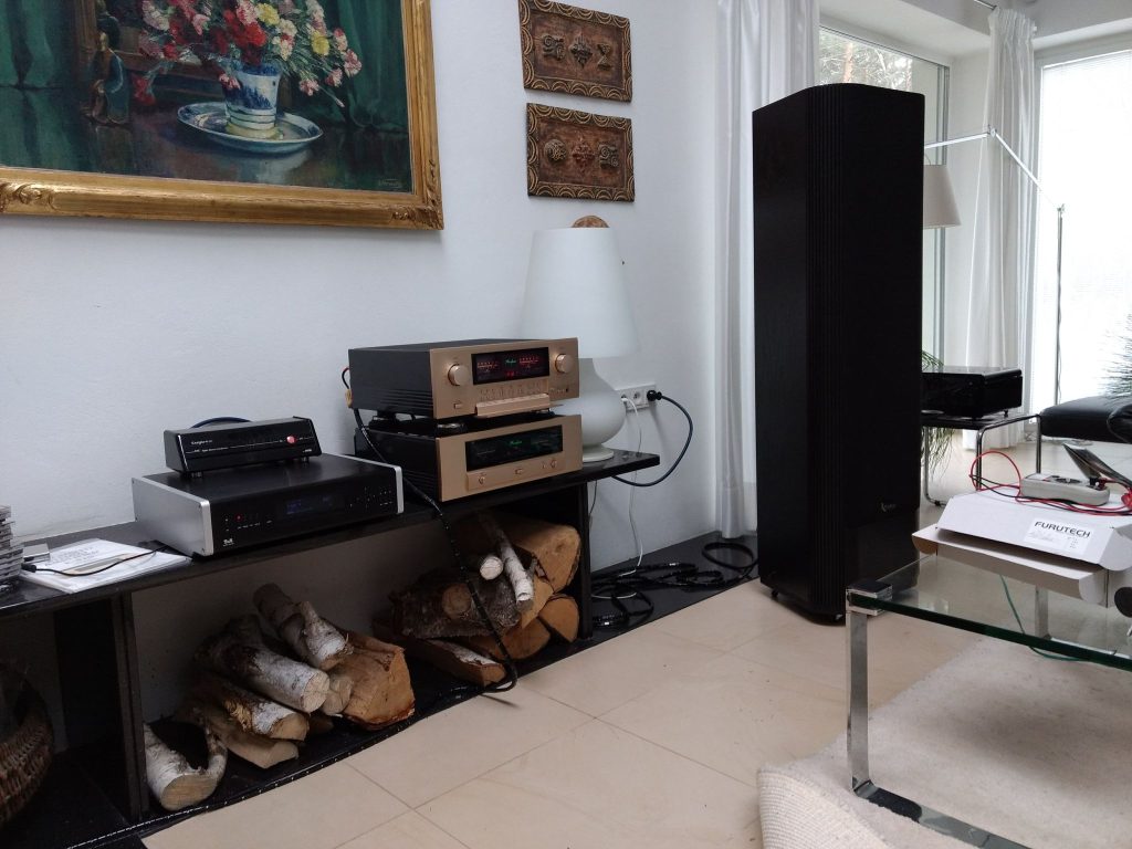 Wzmacniacz Accuphase i kolumna hi-end w klasycznym salonie z kominkiem