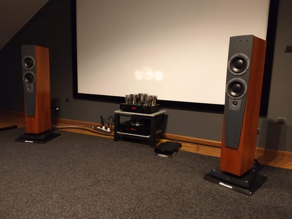 Kino domowe Dynaudio z lampowym wzmacniaczem i ekranem projekcyjnym