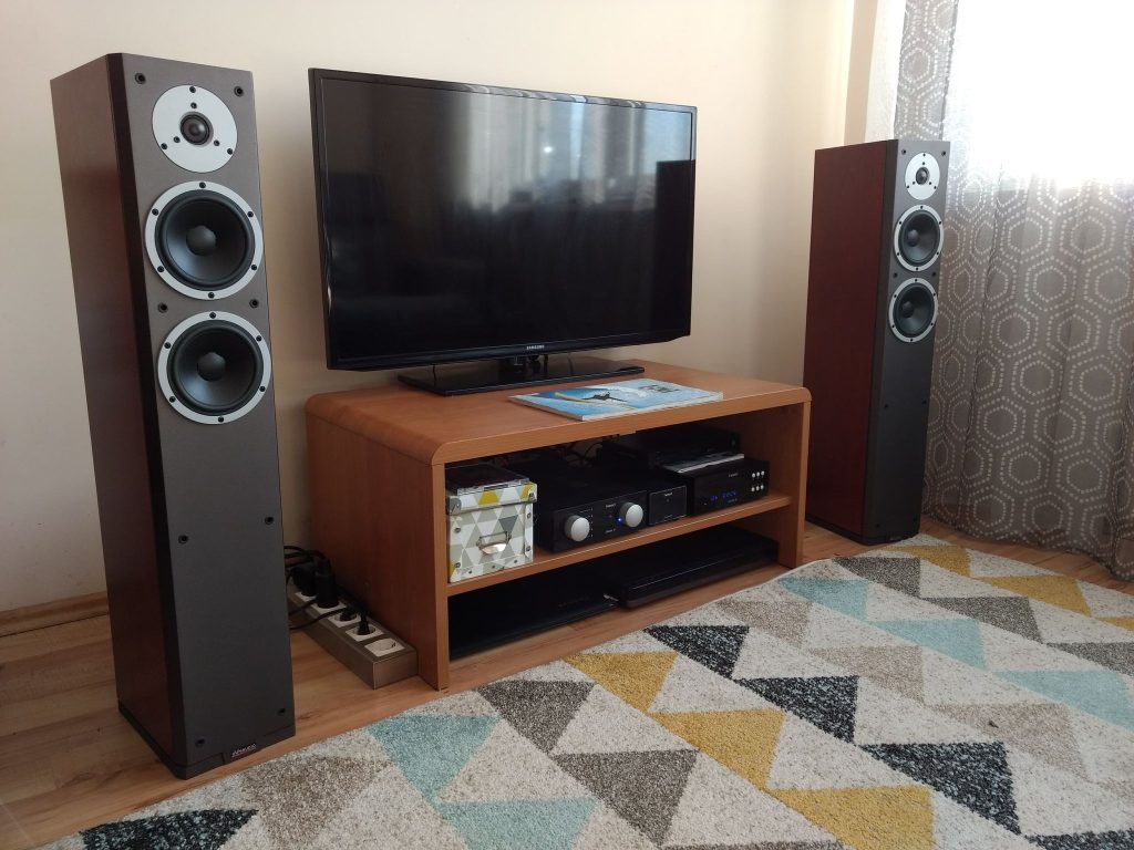 Kolumny podłogowe Dali w wykończeniu cherry z TV i wzmacniaczem stereo