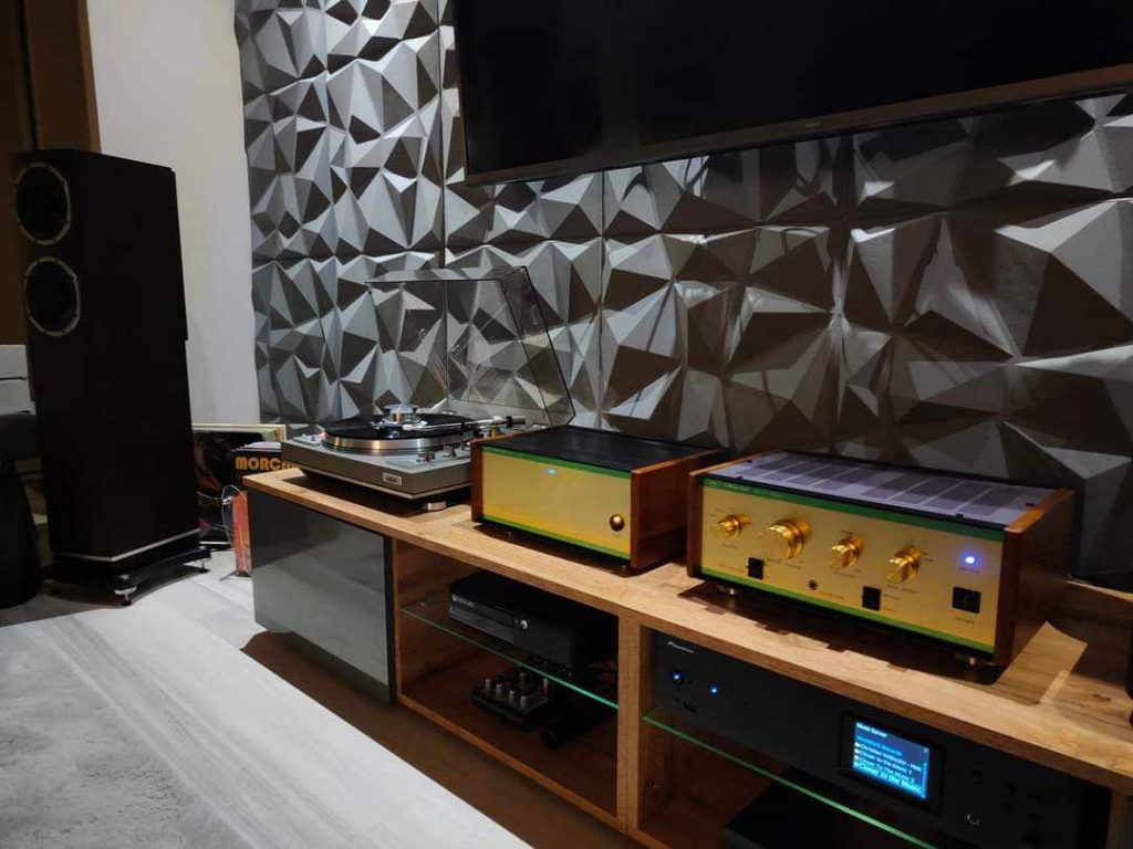 Salon hi-end audio — gramofon i lampowe wzmacniacze Leben i dekoracyjne panele akustyczne