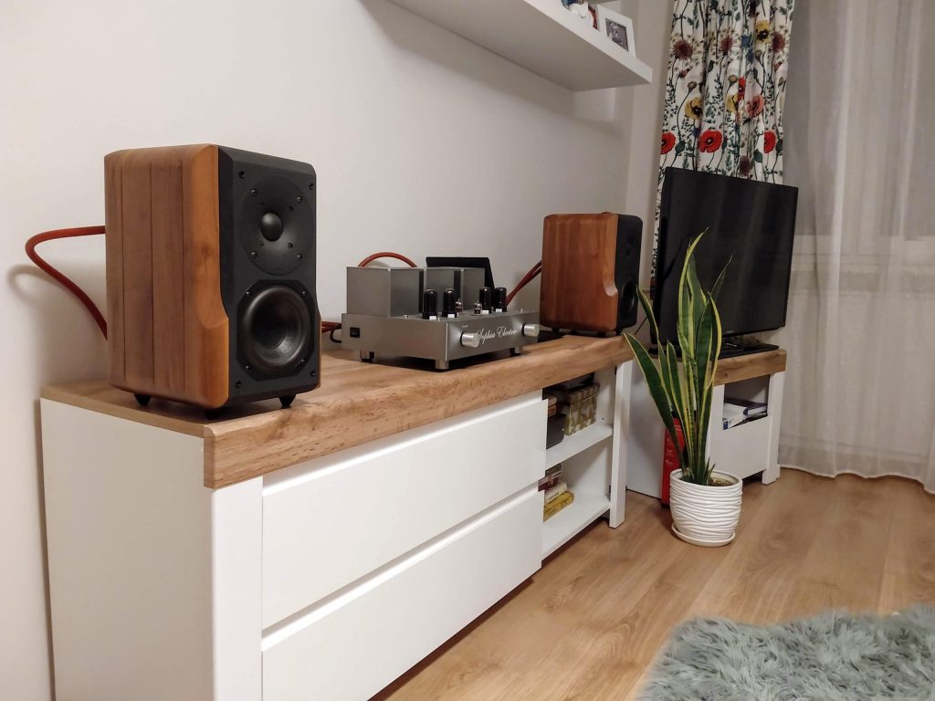 System stereo z lampowym wzmacniaczem i drewnianymi monitorami Chario