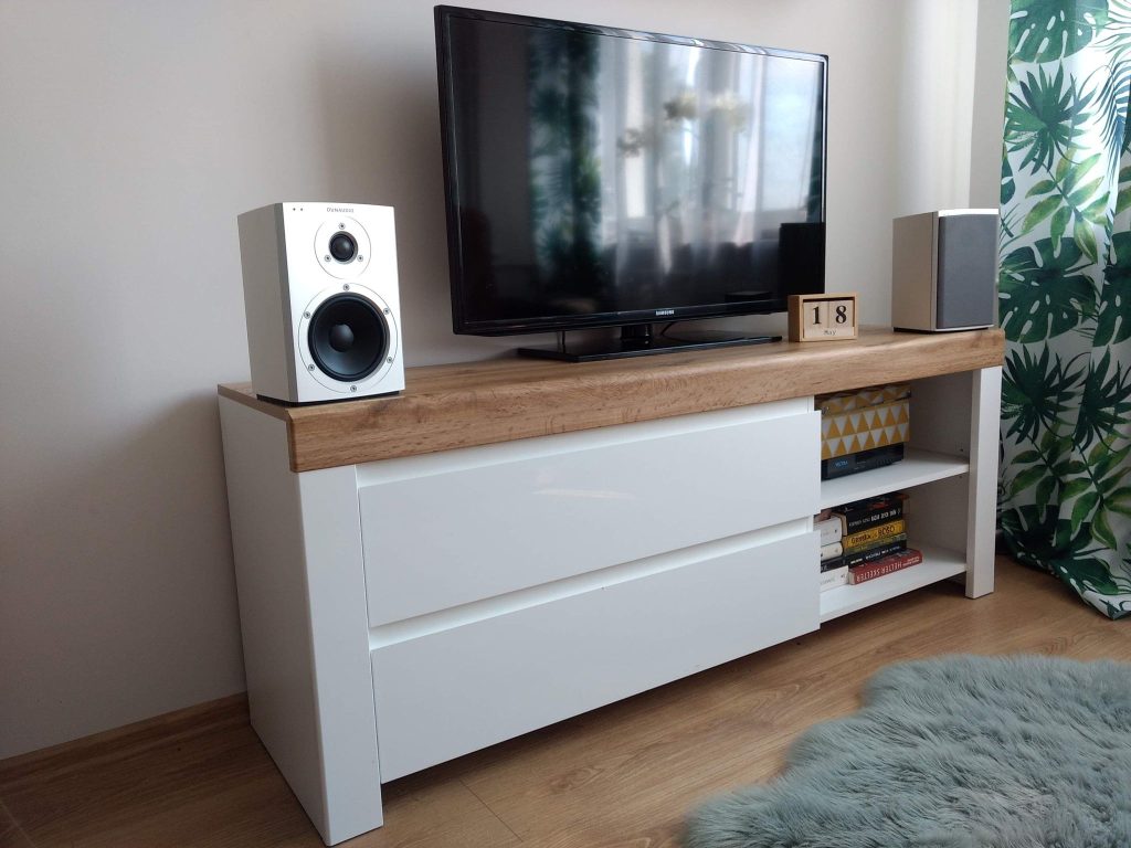 Kompaktowe monitory hi-fi Dynaudio w salonie — system stereo na komodzie