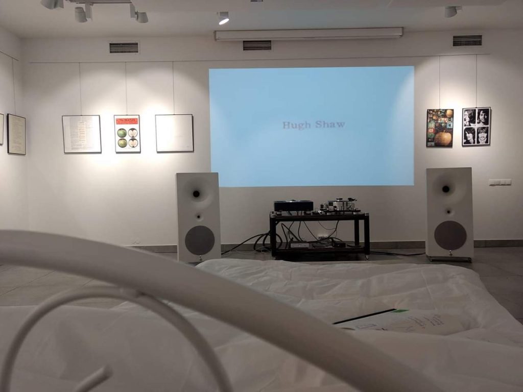 Pokaz hi-end audio z projektorem —wspaniały zestaw audio Avantgarde Acoustic do nowoczesnego designerskiego wnętrza wraz z elektroniką